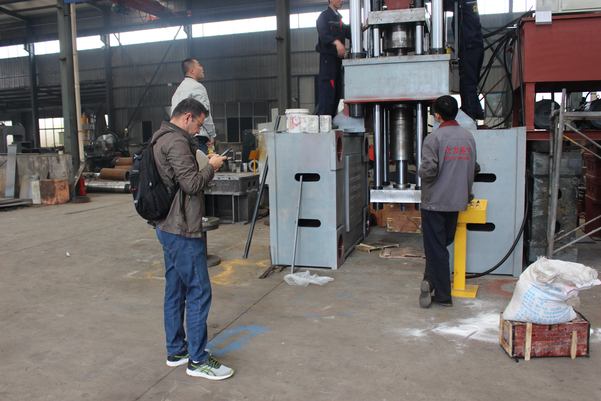 土耳其客戶來我公司驗(yàn)貨鹽磚機(jī)